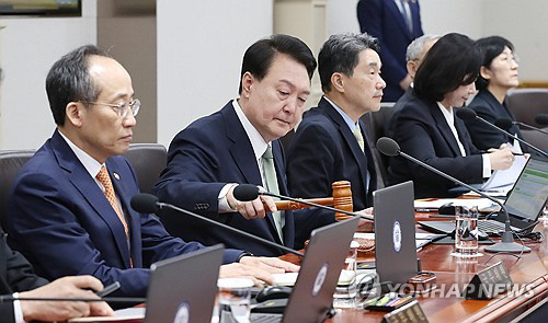 윤석열 대통령이 30일 서울 용산 대통령실 청사에서 열린 국무회의에서 개회를 선언하고 있다. 연합뉴스